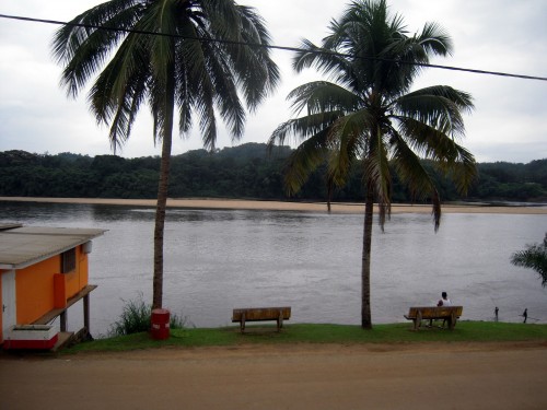 Njol&eacute; - vue sur le fleuve depuis l'hotel
